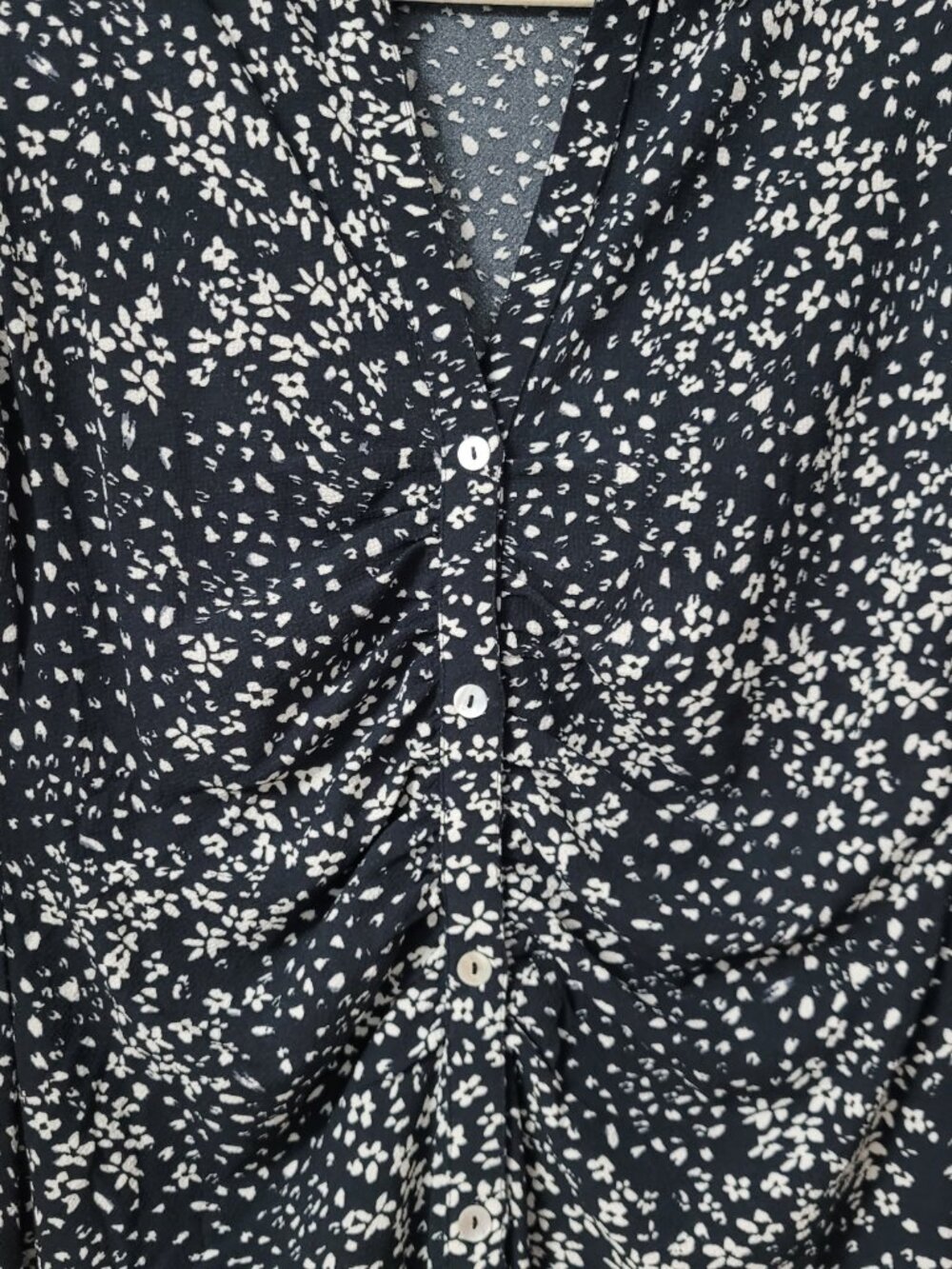 NWT DKNY Black & White Floral Ruched Midi Shirtdress - Picture 4 of 10